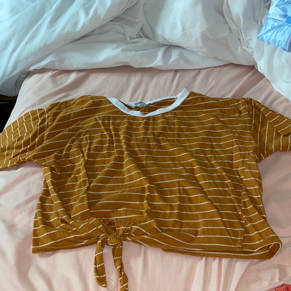 Yellow and white striped shirt sleeve shirt.